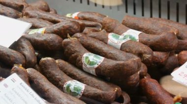 Budapeşte, Macaristan-6 Aralık 2018: tezgahta lezzetli çiğ sosis. Geleneksel Macar sosis büyük pazar. Budapeşte 'nin en büyük ve en eski kapalı pazarıdır.