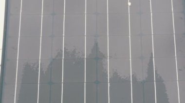 Bulutlu havalarda bir şehir Caddesi üzerinde güneş paneli. Enerji tasarrufu ve çevresel koruma.