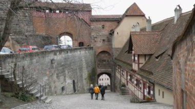 Nuremberg, Almanya-5 Aralık 2018: turist yürümek bir Ortaçağ kale topraklarında sokak.