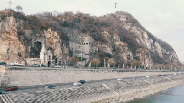 Budapest, ungarn - dez 6, 2018: teil der gellert hill in budapest. — Stockvideo