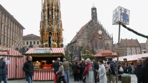 Нюрнберг, Німеччина-5 грудня, 2018 на головній площі Нюрнберга, визначні пам'ятки Різдва-прикрашеного міста. — стокове відео