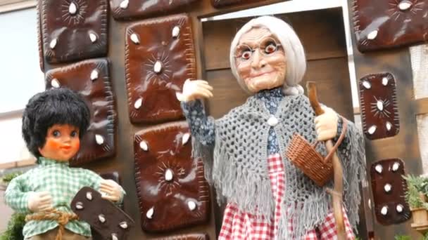 Ruchome lalki sceny z bajki o czarownica i chłopiec na dachu kiosku dla dzieci Jarmark bożonarodzeniowy w Europie. — Wideo stockowe