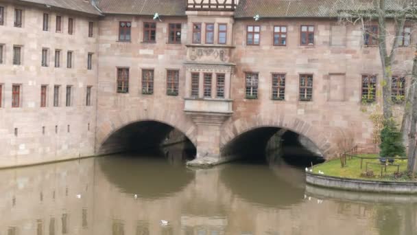 Das alte weltberühmte Gebäude in Nürnberg, das Krankenhaus des Heiligen Geistes, das das erste Krankenhaus war und heute das Restaurant mit nationaler deutscher Küche. — Stockvideo