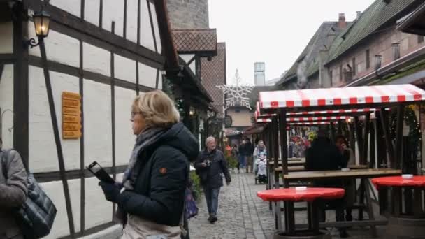 Нюрнберг, Германия - 5 декабря 2018 года: вид на улицы старого города Нюрнберга зимой . — стоковое видео