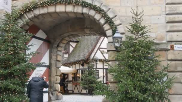 Nuremberg, Alemania - 5 de diciembre de 2018: Vista de la puerta de la ciudad decorada con Navidad. Navidad católica en Europa . — Vídeos de Stock