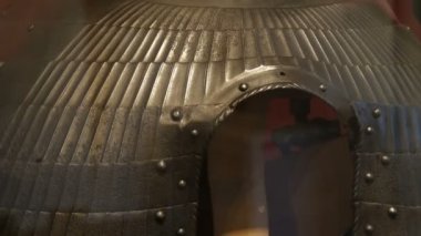 Bir müze vitrin yakın bakış bir şövalye Ortaçağ demir zırh.