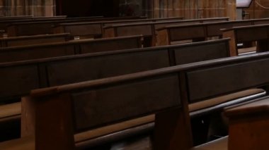 Boş bir Katolik kilisesinin içinde. Kilise üyeleri için ahşap pews.