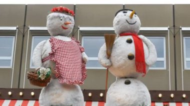Avrupa 'da çocuk Noel piyasasının Kiosk çatısında kardan adam bebek hareketli.