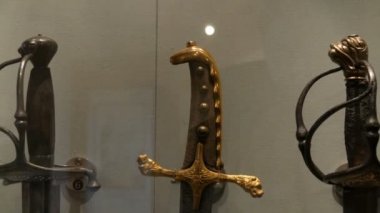 Kale müzesinde Pikes ve kılıç şeklinde Ortaçağ silah kolları.