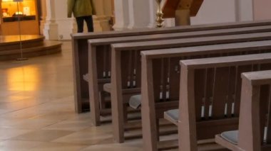 Boş bir Katolik kilisesinin içinde. Kilise üyeleri için ahşap pews.
