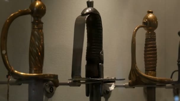 Armas medievales en forma de picas y espadas en el museo del castillo . — Vídeos de Stock