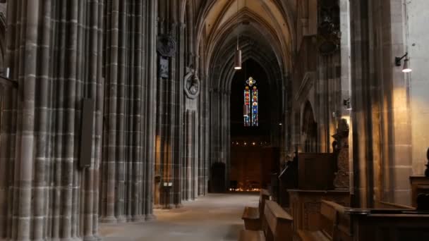 Nürnberg, Tyskland - 1 December 2018: inuti vy av kyrkan av St. Lorenzen i Nürnberg. Gamla höga kolonner i medeltida kyrka nära som turister promenad — Stockvideo
