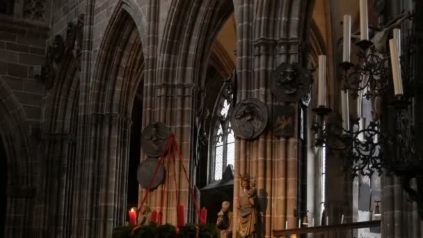 Νυρεμβέργη, Γερμανία - 1 Δεκεμβρίου 2018: στο εσωτερικό θέα από την εκκλησία του St. Lorenz στη Νυρεμβέργη. Παλιό ψηλό στήλες στη μεσαιωνική εκκλησία κοντά στο οποίο οι τουρίστες με τα πόδια — Αρχείο Βίντεο