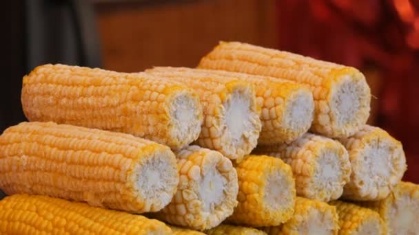 Una fila di mais fresco congelato maturo giace sul bancone del mercatino di Natale . — Video Stock