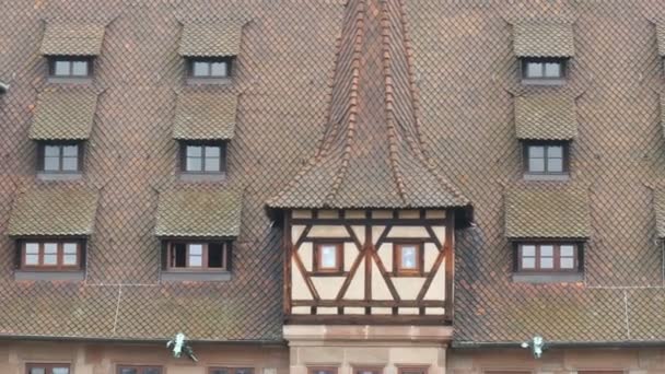Het oude wereldberoemde gebouw in Neurenberg, het ziekenhuis van de Heilige Geest, dat was het eerste ziekenhuis en nu het restaurant serveert nationale Duitse keuken. — Stockvideo