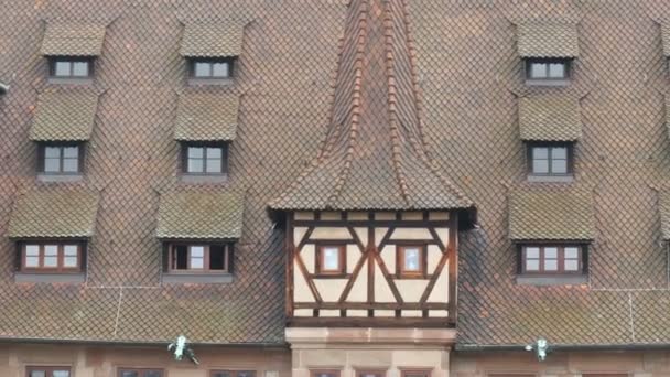 Bangunan tua yang terkenal di dunia di Nuremberg, rumah sakit jiwa suci yang merupakan rumah sakit pertama dan sekarang restoran melayani masakan nasional Jerman . — Stok Video