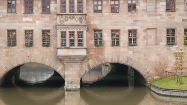 Den gamla världs berömda byggnaden i Nürnberg, sjukhuset av den Helige Ande som var det första sjukhuset och nu restaurangen serverar nationella tyska köket. — Stockvideo