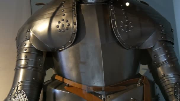 Middeleeuwse ijzeren pantser van een ridder in een museum vitrine close-up bekijken. — Stockvideo