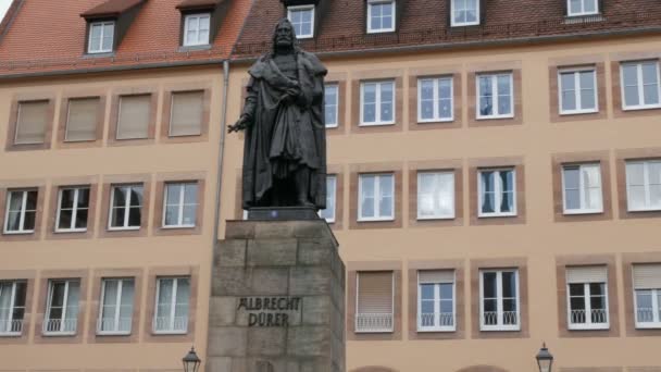 Neurenberg, Duitsland-5 december, 2018: monument voor de beroemde kunstenaar Albrecht Durer. — Stockvideo