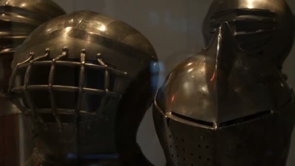 Middeleeuwse ijzeren pantser van een ridder in een museum vitrine close-up bekijken. — Stockvideo