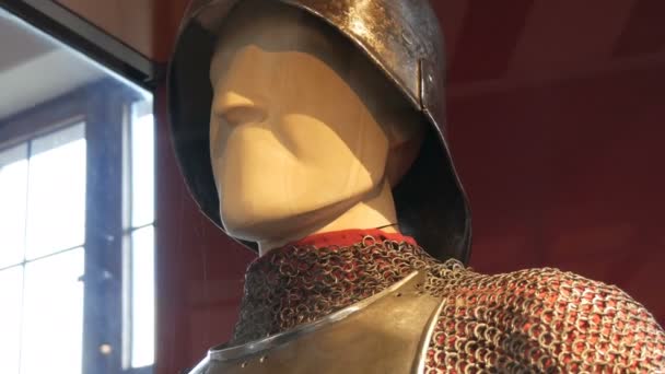Middeleeuwse ijzeren pantser van een ridder in een museum vitrine close-up bekijken. — Stockvideo