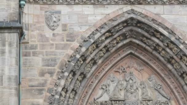 Teil des schönen Stucks auf einer mittelalterlichen europäischen gotischen Kirche. — Stockvideo