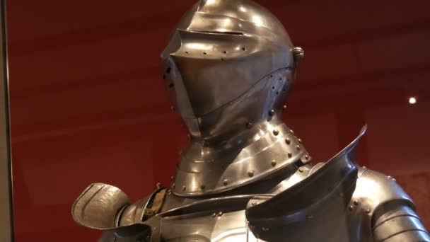 Medieval iron armor of a knight in a museum showcase close up view. — Stock Video