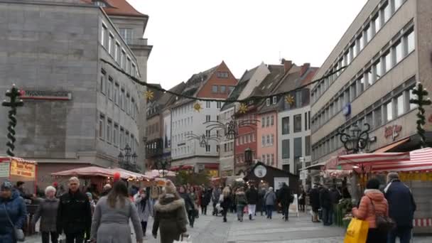 Norimberk, Německo-5. prosince 2018: výhled na vánoční zdobenou ulici, po které kolemjdoucí chodí. — Stock video