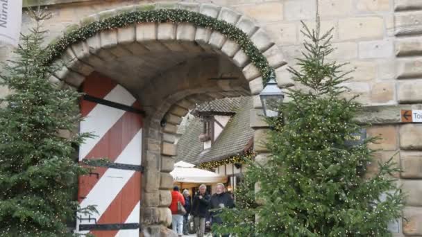 Нюрнберг, Германия - 5 декабря 2018 года: Вид на ворота новогоднего украшенного города. Католическое Рождество в Европе . — стоковое видео