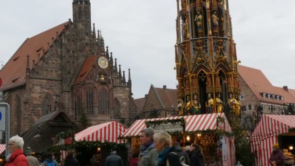 Norimberga, Germania - 5 dicembre 2018 La piazza principale di Norimberga, le attrazioni della città decorata di Natale . — Video Stock