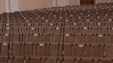 Boş bir Katolik kilisesinin içinde. Kilise üyeleri için ahşap pews.