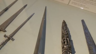 Kale müzesinde Pikes ve kılıç şeklinde Ortaçağ silah kolları.