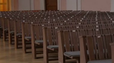 Boş bir Katolik kilisesinin içinde. Kilise üyeleri için ahşap pews.