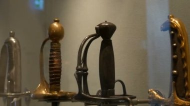 Kale müzesinde Pikes ve kılıç şeklinde Ortaçağ silah kolları.