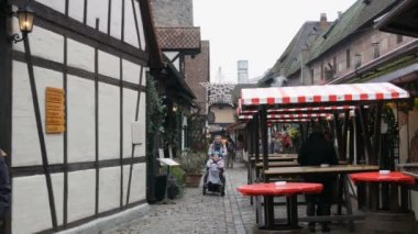 Nuremberg, Almanya-5 Aralık 2018: kış aylarında Nürnberg 'in eski kentinin caddelerinin görünümü.