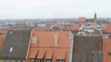Nürnberg 'in eski kentinin tipik Alman çatılarının görünümü.