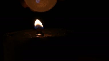 Karanlıkta diğer mumların yardımıyla alev yakma ateşi singeing, yakın görünüm.