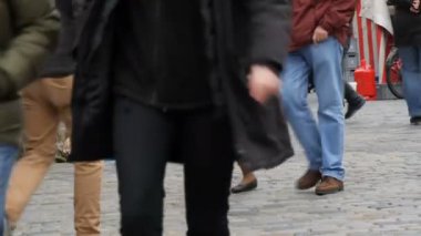 Nuremberg, Almanya-5 Aralık 2018: bir evsiz dilenci Noel Baba gibi giyinmiş büyük bir beyaz köpek ile bir kilise altında oturur ve ALMS sorar, insanlar bir kalabalık tarafından geçmek.