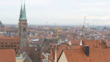 Nürnberg 'in eski kentinin tipik Alman çatılarının görünümü.