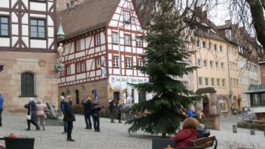 Nuremberg, Almanya-5 Aralık 2018: kış aylarında Nürnberg 'in eski kentinin sokaklarında yer alan manzara. Ünlü ressam Albrecht durer 'in evi.
