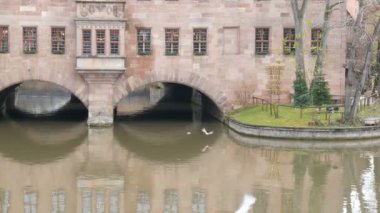 Nuremberg 'deki eski dünyaca ünlü bina, ilk hastane olan kutsal ruh Hastanesi ve şimdi Restoran Ulusal Alman mutfağı sunmaktadır.