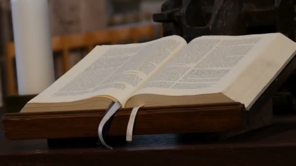 Nürnberg, Tyskland-december 5, 2018: de katolska prästernas bön bok är på altaret i kyrkan. — Stockvideo