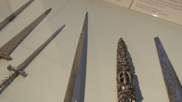 Середньовічна зброя у вигляді піків та мечів у музеї замку . — стокове відео