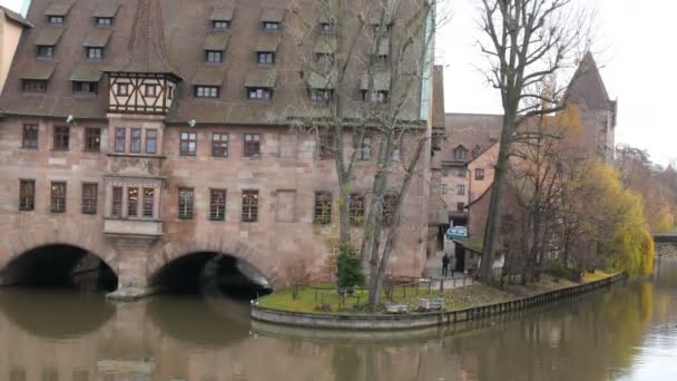 Het oude wereldberoemde gebouw in Neurenberg, het ziekenhuis van de Heilige Geest, dat was het eerste ziekenhuis en nu het restaurant serveert nationale Duitse keuken. — Stockvideo