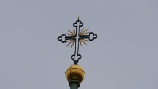 Iglesia cruz religiosa en la cúpula de la antigua iglesia sobre un fondo de cielo nublado . — Vídeos de Stock