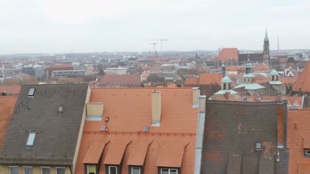 Vista dos típicos telhados alemães da cidade velha de Nuremberga . — Vídeo de Stock