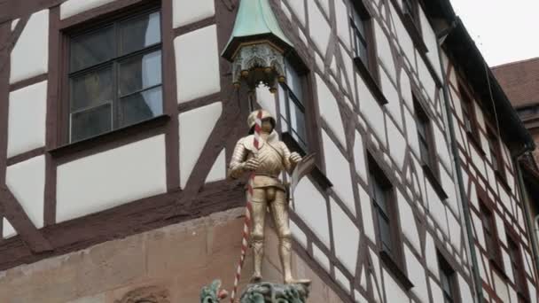 IJzeren standbeeld van een ridder op de bouw van een typisch Duits huis in de oude stad van Nuremberg. — Stockvideo