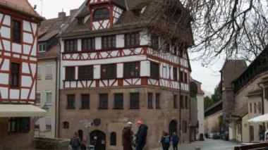 Nuremberg, Almanya-5 Aralık 2018: kış aylarında Nürnberg 'in eski kentinin sokaklarında yer alan manzara. Ünlü ressam Albrecht durer 'in evi.
