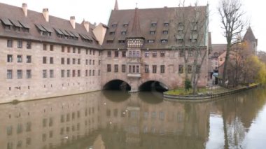 Nuremberg 'deki eski dünyaca ünlü bina, ilk hastane olan kutsal ruh Hastanesi ve şimdi Restoran Ulusal Alman mutfağı sunmaktadır.