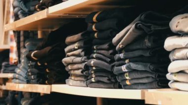 Nürnberg, Almanya - 3 Aralık 2018: Hangi yalan bir satır katlanmış modaya uygun kot pantolon raflarda olan büyük bir sayaç. Alışveriş merkezinde Jeans Mağazası.